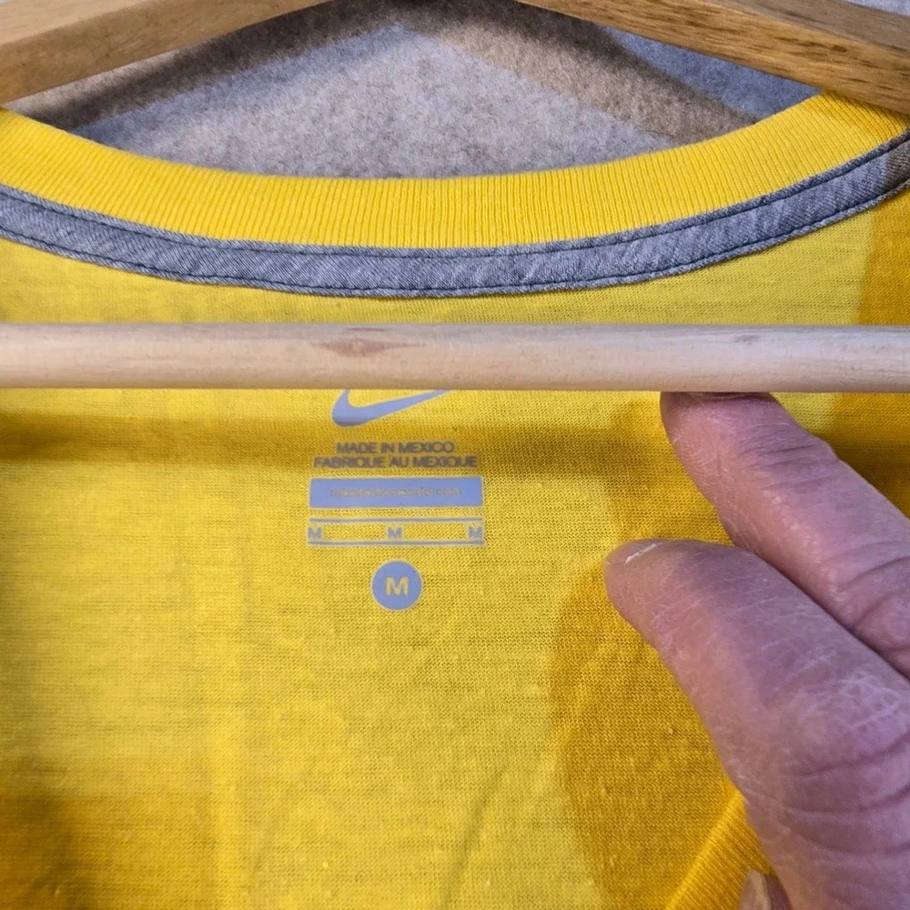 Nike Oregon Ducks Womens T-Shirt Medium Yellow V-Neck NCAA College‎ Graphic Tee